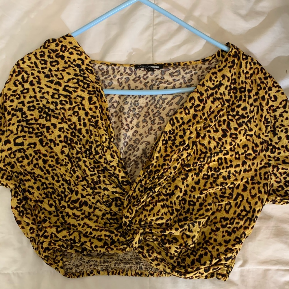 Flared sleeve cheetah print crop top